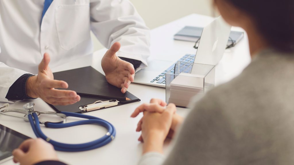 医師が患者に検査結果の説明をしている。