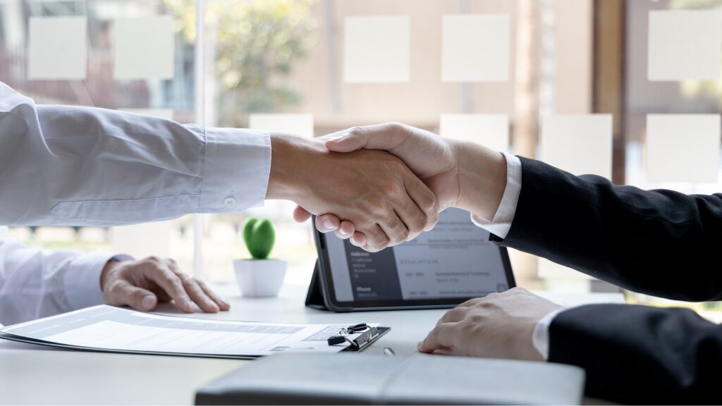 職業適性検査によって個人と企業のミスマッチが解消されるイメージ