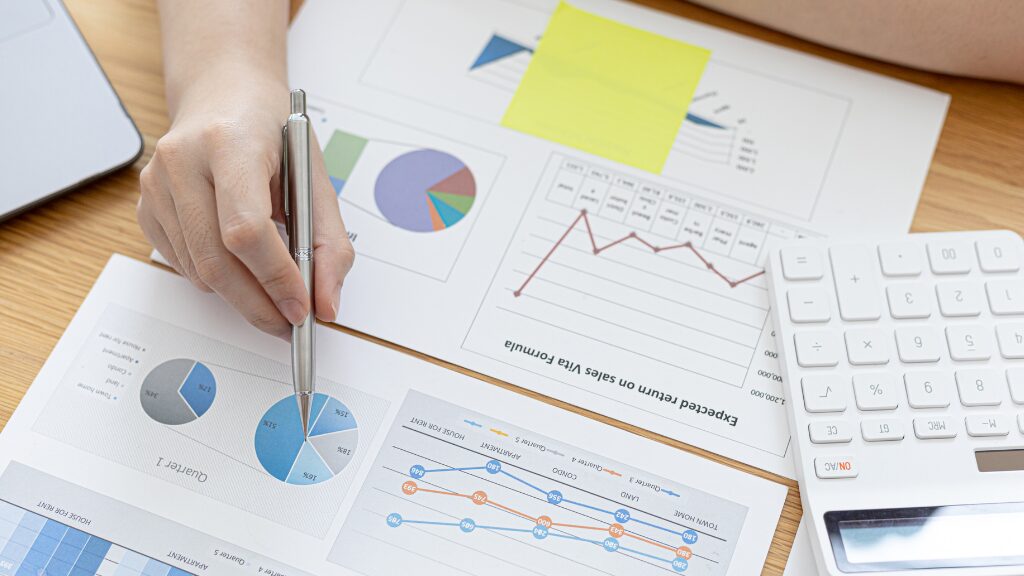 職業適性検査の結果を自己分析し、キャリアプランに活かすイメージ