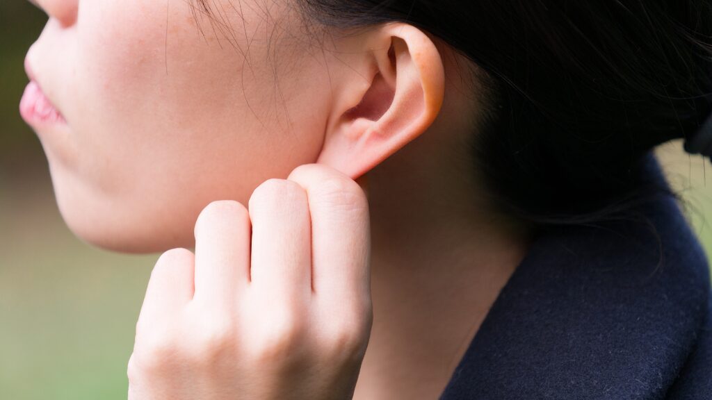 気象病の即時対策である耳マッサージ、ツボ押し、漢方薬のセルフケアをイメージしたイラスト