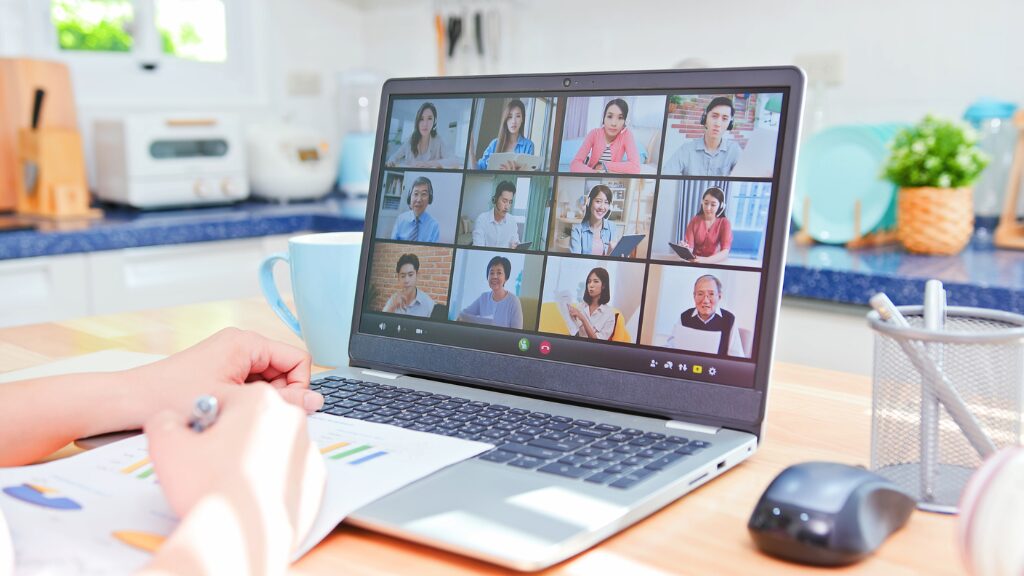 企業がテレワーク導入などで従業員の健康を守る「健康経営」としての気象病対策のイメージイラスト