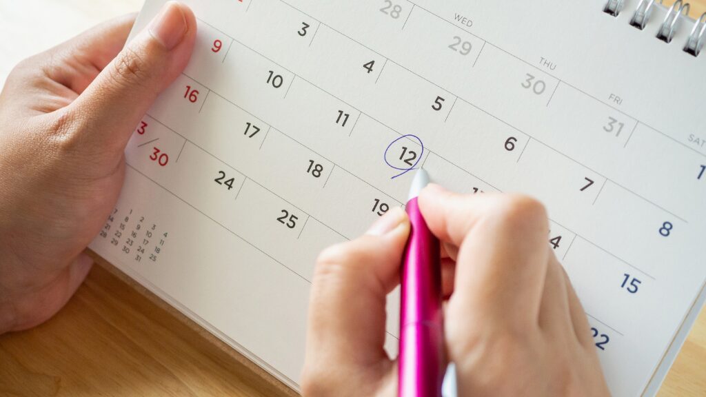 妊娠安定期という節目を意識し、精神的な安堵を得ている妊婦のイメージ