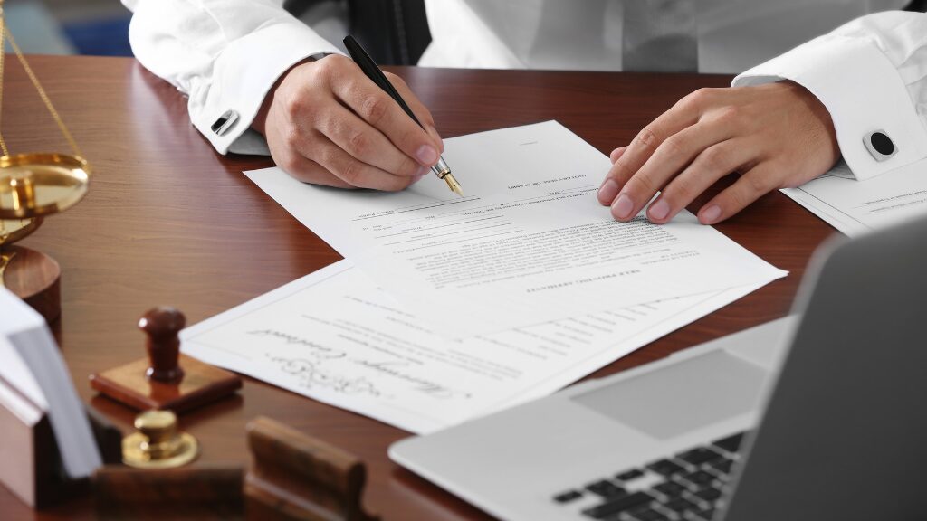 労働衛生コンサルタントの視点：妊娠報告を受けた企業側が法的義務とサポート体制を確認している。