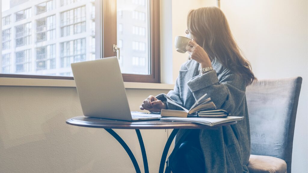 仕事中のつわり対策を実践する妊娠初期の女性