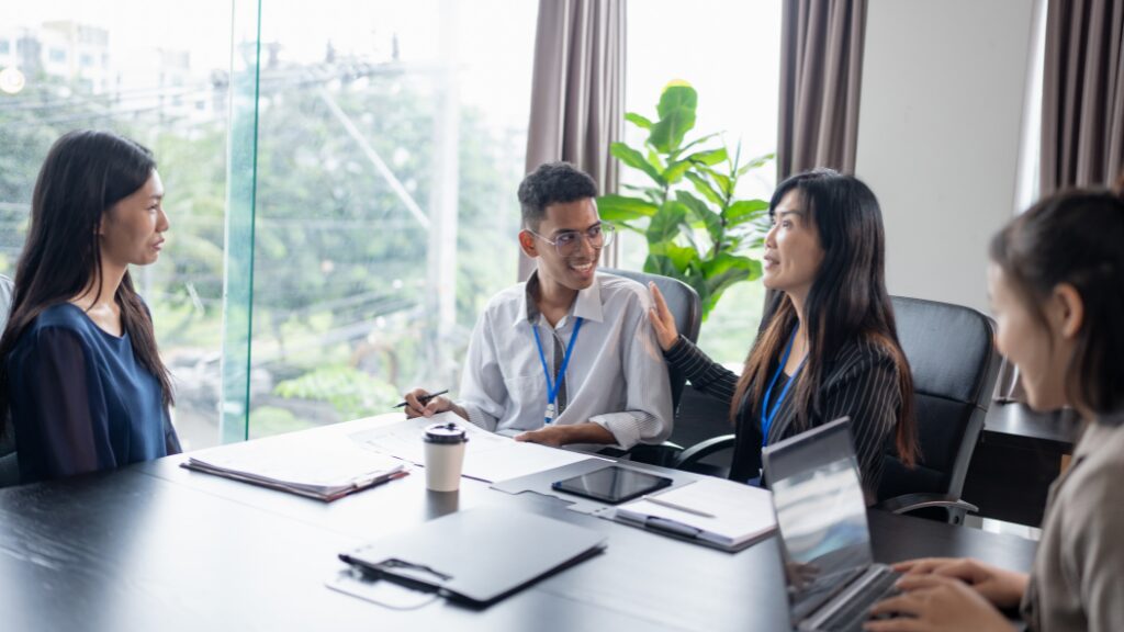 妊娠した社員のサポート体制について話し合う企業の担当者