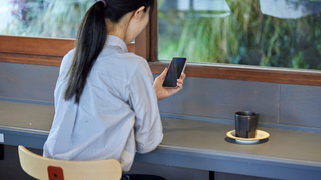 不妊治療中の友人へ、最大限配慮しながら妊娠報告をしているイメージ