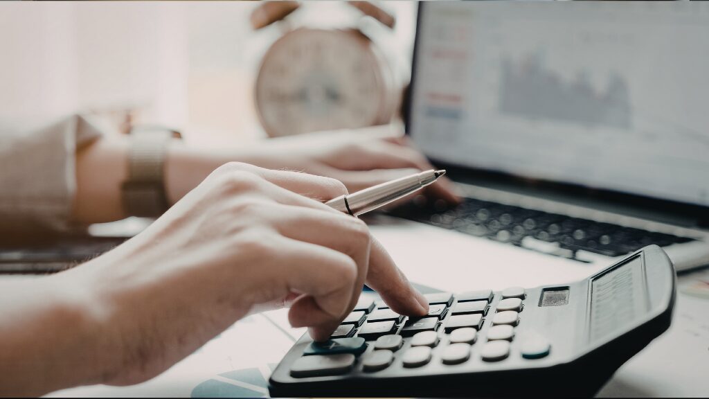 不妊治療退職と継続就業時の経済的シミュレーション比較グラフ